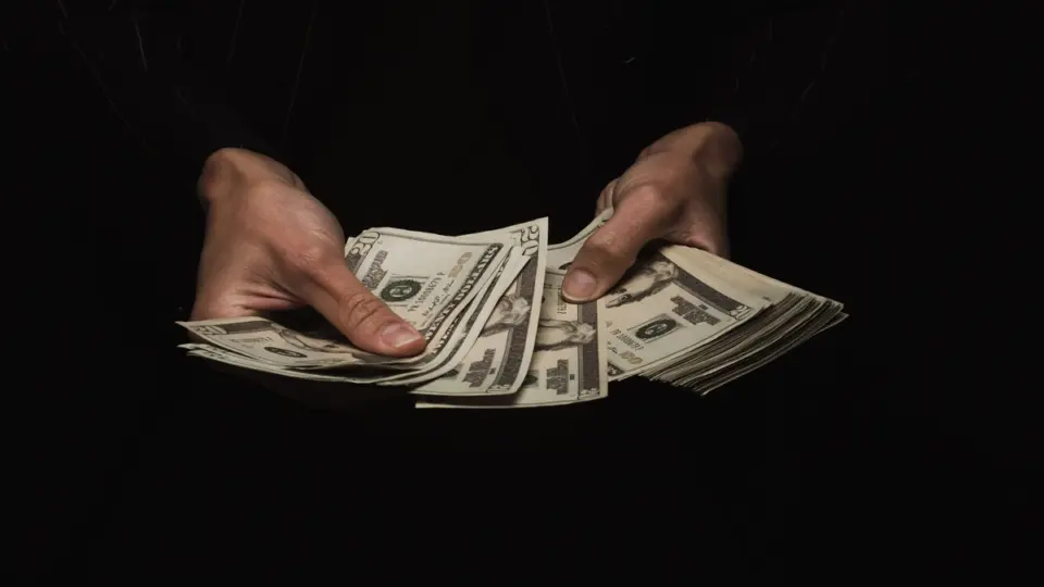 Investir em dólar vale a pena entendendo quando protege e quando atrapalha