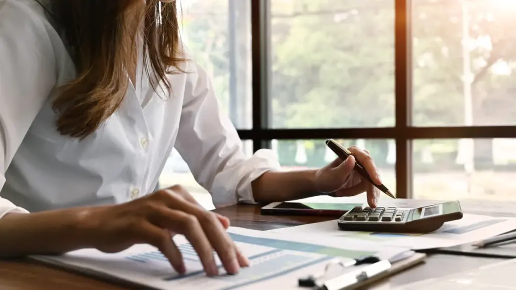 Como calcular férias: exemplos de 30 e 15 dias e descontos